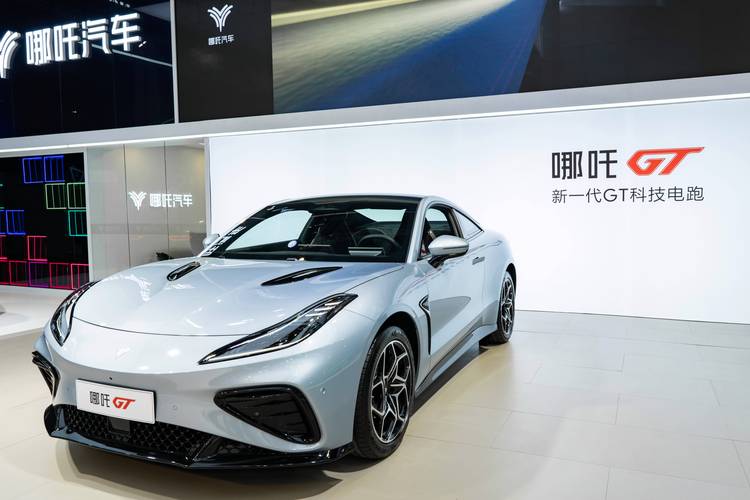 东莞68哪吒汽车在智能汽车领域的表现，领途汽车在新能源汽车市场中的影响力